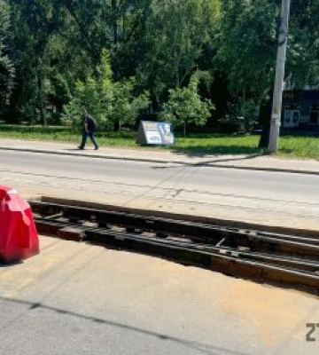 ЖТТУ замінює стрілкові переводи на трамвайній колії поблизу депо