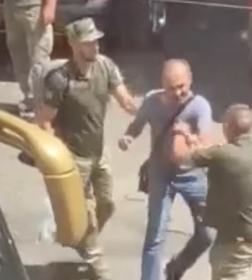 На Буковині військовозобов’язаний чоловік намагався втекти з автобуса ТЦК під час відправлення у навчальний центр. ВIДЕО