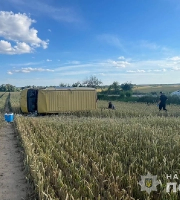 У Володимирському районі автомобіль злетів у кювет – водія і пасажира госпіталізували