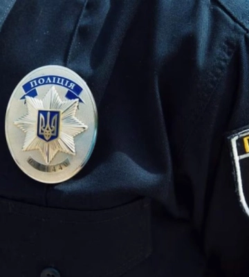 На Дніпропетровщині поліцейський допоміг доставити чоловіка до лікарні