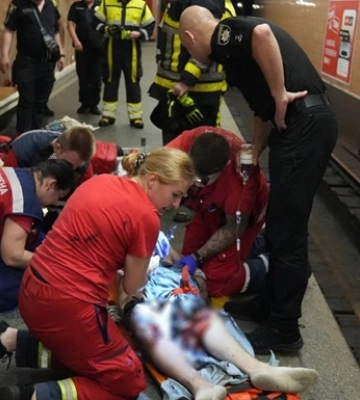 У Києві чоловіка витягли з-під вагона метро: у ДСНС кажуть, у нього шок, але ампутації ніг не було