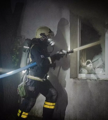 У Сумах вночі рятувальники ліквідували пожежу в житловому будинку (відео)