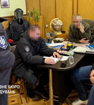 Систематично катував та принижував засуджених: На Прикарпатті посадовцю виправної колонії повідомлено про підозру, - ДБР. ФОТО