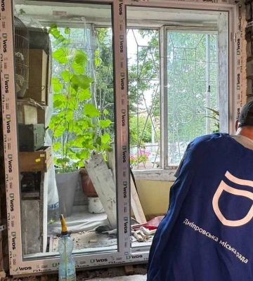 У Дніпрі встановлюють вікна у будинках ОСББ, що постраждали внаслідок удару 4 червня