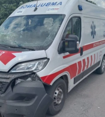 На Херсонщині росіяни атакували дроном авто швидкої і вдарили по будинку, є поранені