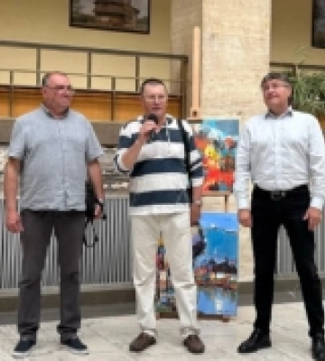 В Ужгороді відкрили благодійну виставку-продаж художніх робіт на підтримку ЗСУ. ФОТО