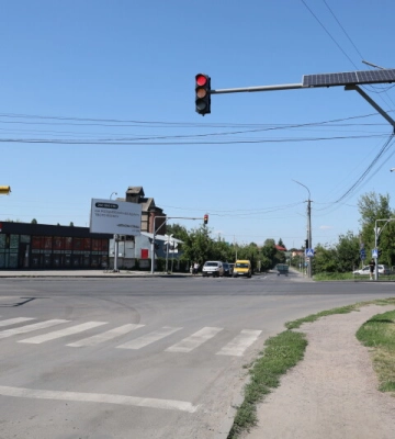 На перехресті у Луцьку на світлофорі встановили сонячні панелі