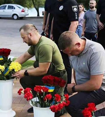 В Кременчуці вшанували пам'ять жертв ракетного удару рф по ТЦ «Амстор»