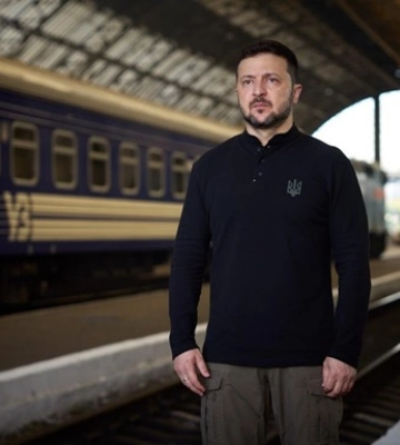 «Путин убивает наше право на мир». Зеленский поздравил украинцев с Днем Конституции в обращении из Львова — полный текст&amp;hellip;