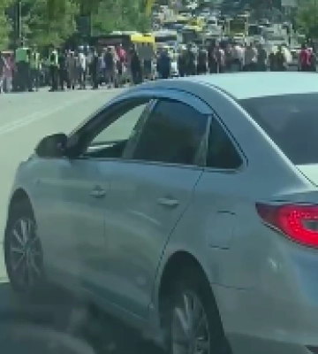 В Киеве заблокировали проезд к железнодорожному вокзалу: рейсы задерживаются (видео)