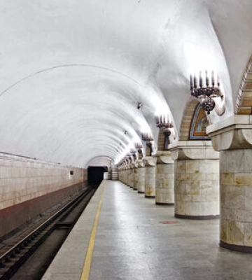 У Київському метро людина потрапила під потяг