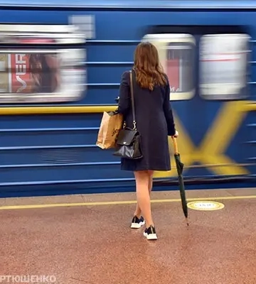 У Києві обмежили рух «зеленою» лінією метро. Людина потрапила під поїзд
