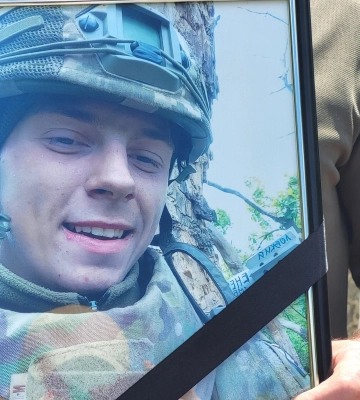 В останній розмові сказав бабусі «люблю тебе, люблю брата, люблю своє місто»: на Волині поховали 18-річного Героя Володимира Шевко