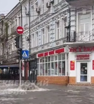 Нові &quot;фонтани&quot; посеред вулиць та зірваний асфальт: у Києві вирує негода