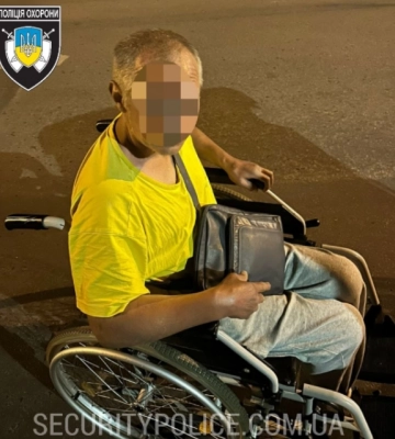 У Рівному поліцейські допомогли чоловіку на кріслі колісному дістатися додому
