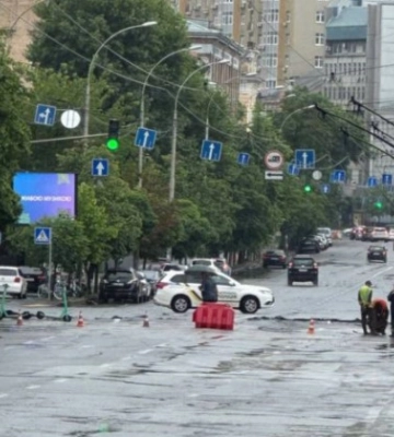 В Голосіївському районі Києва через зірваний асфальт перекрили рух транспорту