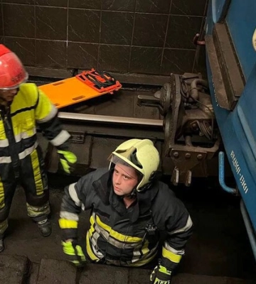 У Київському метро людина потрапила під потяг