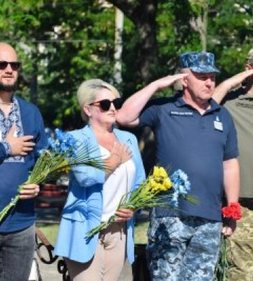28 річниця прийняття Конституції України: У Миколаєві вшанували памʼять видатних борців за незалежність держави
