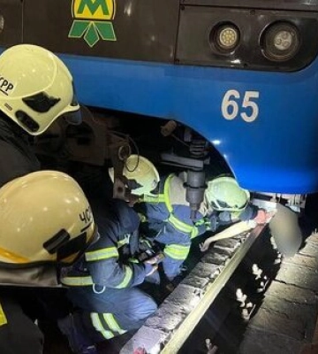 На станції київського метро &quot;Золоті ворота&quot; під потяг потрапила жінка: Рятувальники дістали її тіло. ФОТОрепортаж (оновлено)