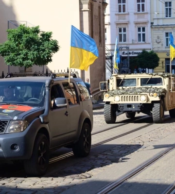 Автопробіг Єдності та урочисте підняття Державного Прапора: як на Львівщині відзначили День Конституції України
