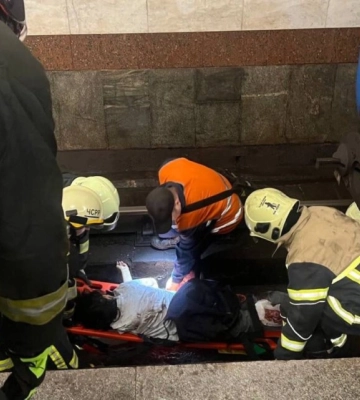 У Києві потрапив під потяг пасажир, закриті деякі станції