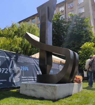 У Дніпрі відкрили пам’ятник загиблим від бомб до 100-річчя митця Вадима Сідура
