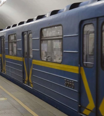 У Києві потрапив під потяг пасажир, закриті деякі станції