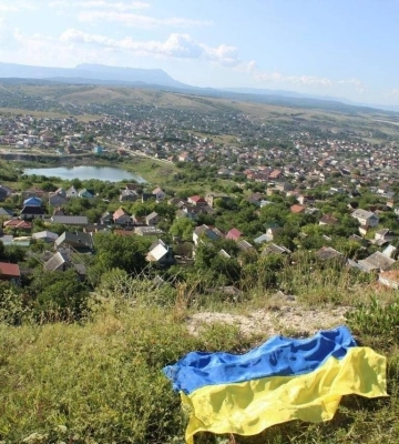 На вершине Петровских скал в Крыму подняли флаг Украины