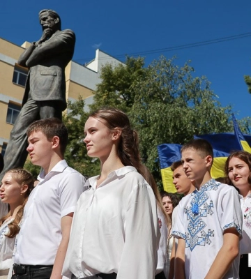 Виконали Гімн та вручили державні нагороди. У Кропивницькому відзначили 28 річницю Конституції України