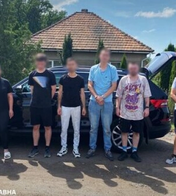 До 12 тисяч доларів за перетин кордону: поліція затримала закарпатку за підозрою у переправленні чоловіків через кордон