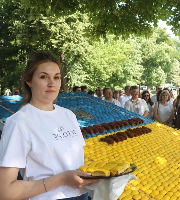 У Львові виклали найбільшу копію Конституції зі солодощів - ФОТО