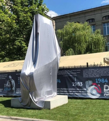 У Дніпрі відкрили пам’ятник загиблим від бомб до 100-річчя митця Вадима Сідура
