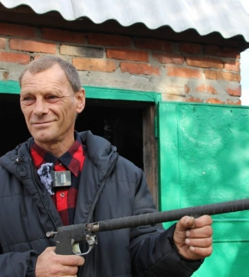Мешканець Кам’янки на Сумщині перед російським вторгненням виготовив вибухівку та озброєння, щоб захистити село від окупантів. Тепер його судять за зберігання зброї