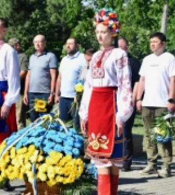 Покладання квітів до монументів на честь Дня Конституції в Миколаєві