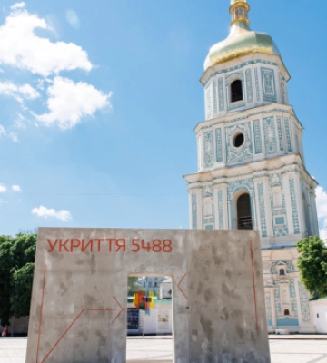 На Софійській площі встановили інсталяцію «Укриття від нетерпимості»