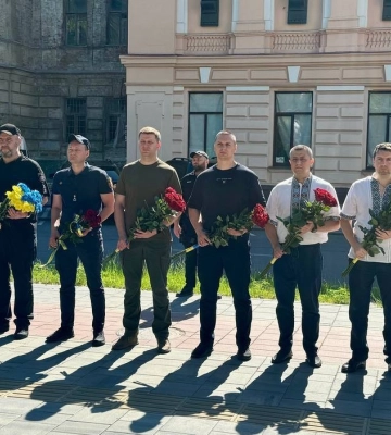 День Конституції України: у Дніпрі поклали квіти до пам’ятника Тарасові Шевченку
