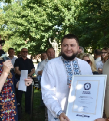 До Дня Конституції у Львові створили найбільшу солодку копію книги Основного Закону України