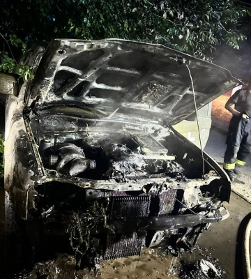 У Дніпрі невідомі спалили автівку військовослужбовця