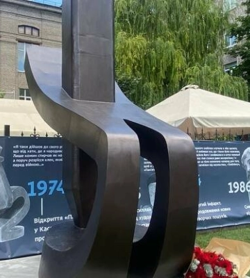 У Дніпрі відкрили пам’ятник загиблим від бомб до 100-річчя митця Вадима Сідура