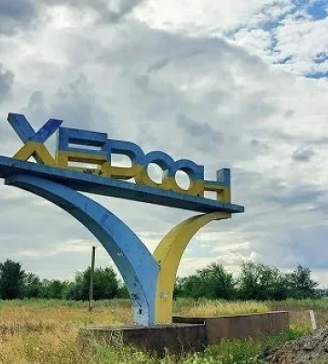 В пригороде Херсона россияне ударили дроном по маршрутке: есть погибшие и раненые