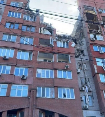Російські терористи влучили ракетами у багатоповерхівку у Дніпрі: є поранені