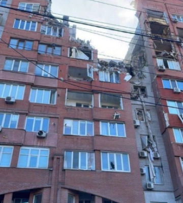 російська ракета влучила в багатоповерхівку в Дніпрі