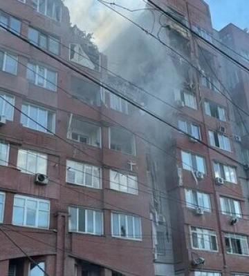 Російська ракета зруйнувала 4 поверхи у житловому будинок в Дніпрі, троє людей постраждали, - Зеленський. ФОТО