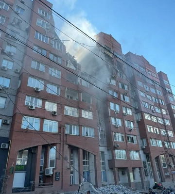 Російські терористи влучили ракетами у багатоповерхівку у Дніпрі: є поранені