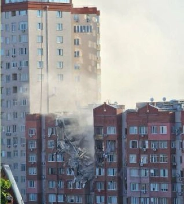Ракета РФ попала в многоэтажку в центре Днепра: все, что известно на сейчас (фото, видео)