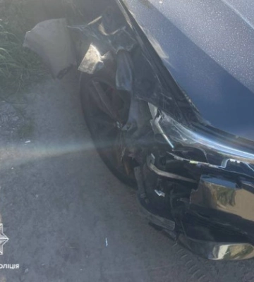 В Киеве пьяный водитель BMW разбил припаркованные автомобили и скрылся с места ДТП