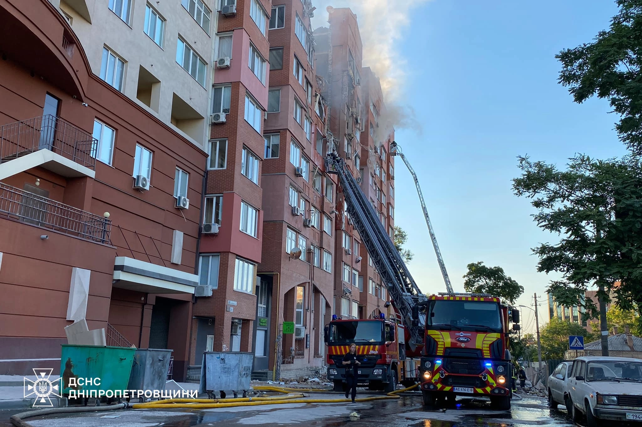 Российская ракета разрушила 4 этажа в жилом доме в Днепре, три человека  пострадали, - Зеленский. ФОТО - Региональные новости