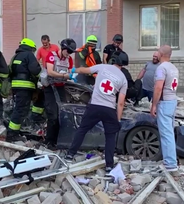 В Днепре обвалилась часть дома, разрушенного после атаки РФ (видео)