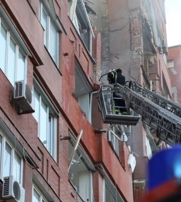 Оккупанты ударили по девятиэтажке в Днепре, есть раненые