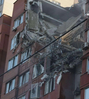 Російські окупанти запустили ракету по Дніпру — обвалилася девʼятиповерхівка